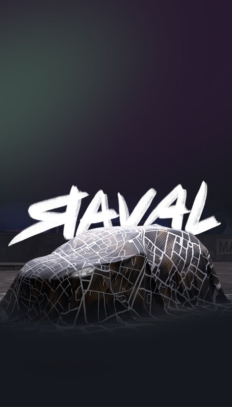 CUPRA Raval zem tumša auduma ar Barselonas Raval apkaimes ielu karti baltā krāsā. Automobilis ir novietots uz tumša fona ar lielu uzrakstu "RAVAL" baltā krāsā.