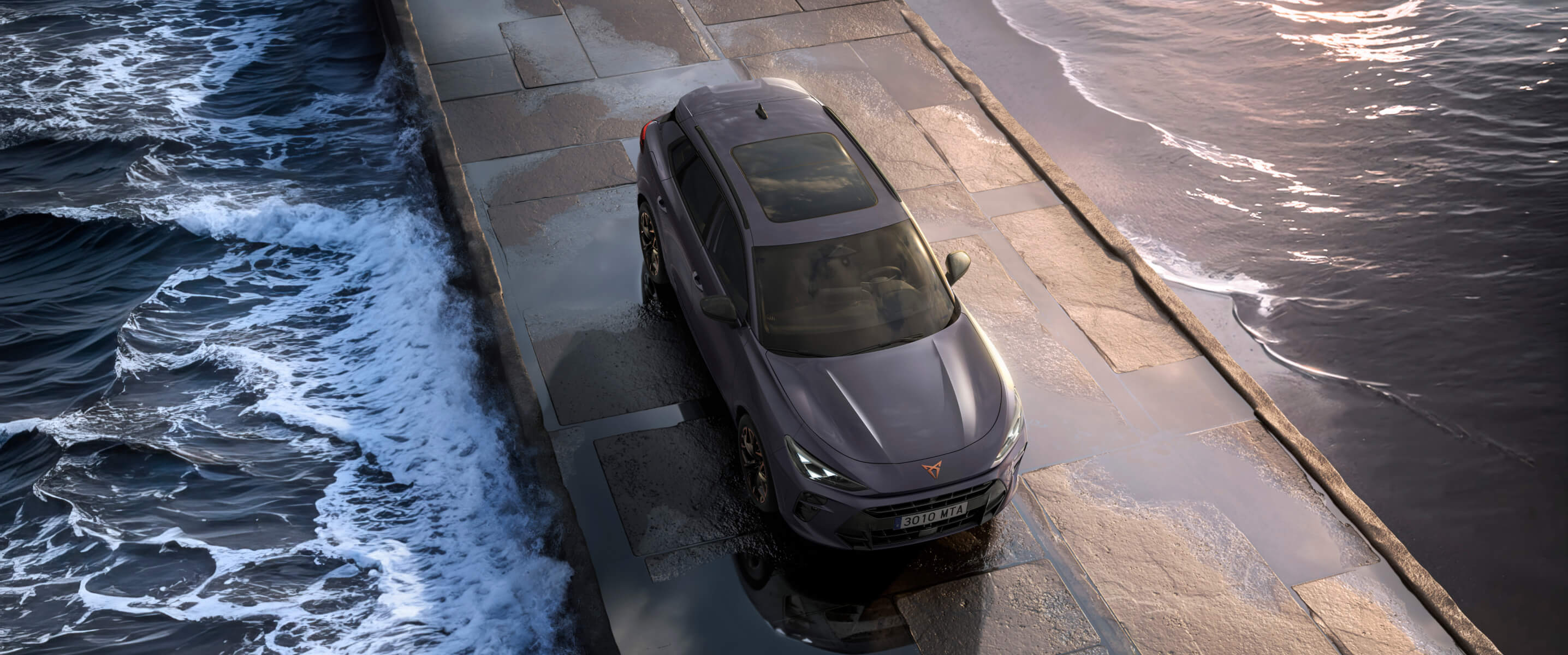 Cupra terramar hibrīda suv uz slapja asfalta pie jūras, eleganti priekšējie lukturi, moderni vieglmetāla diski un haizivij līdzīgu priekšpuses dizainu.